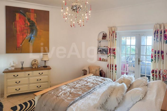 Image No.32-6 Bed House for sale