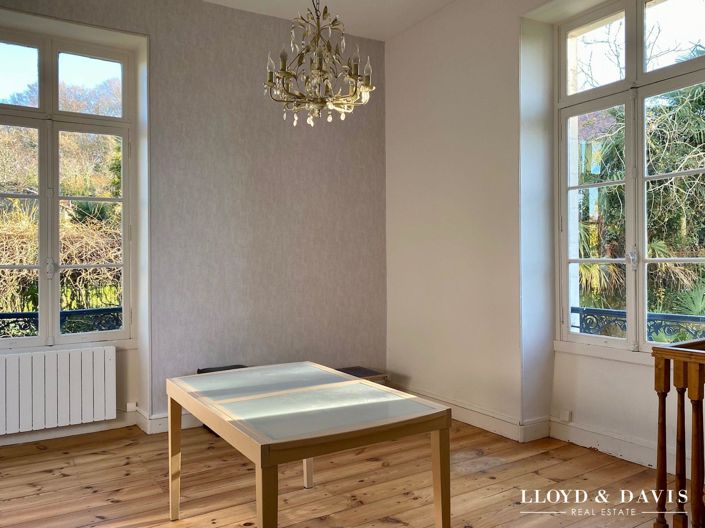 Image No.10-8 Bed Property for sale