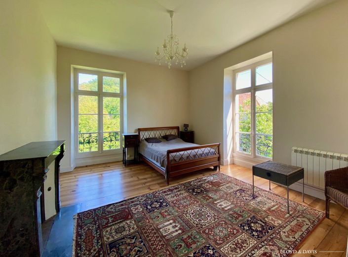 Image No.15-8 Bed Property for sale