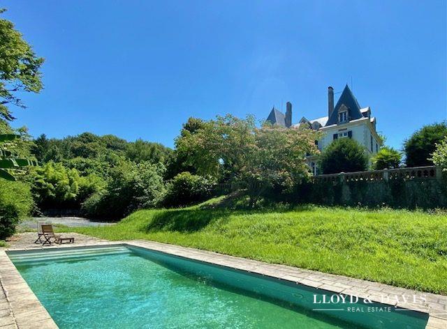 Image No.18-8 Bed Property for sale