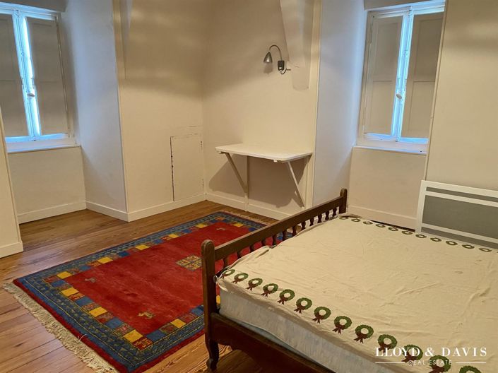 Image No.19-8 Bed Property for sale