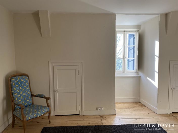 Image No.20-8 Bed Property for sale