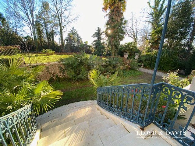 Image No.21-8 Bed Property for sale