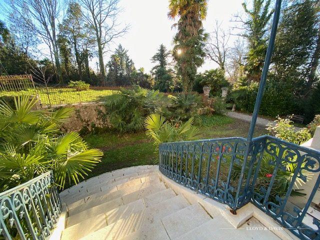 Image No.21-8 Bed Property for sale