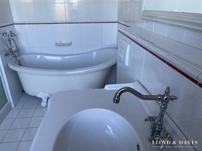 Image No.25-8 Bed Property for sale