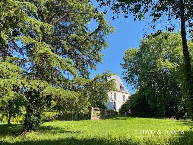 Image No.28-8 Bed Property for sale