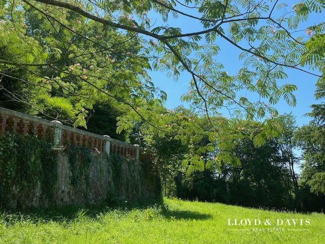 Image No.29-8 Bed Property for sale