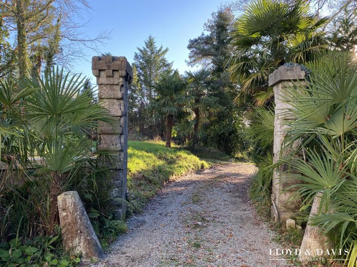 Image No.3-8 Bed Property for sale