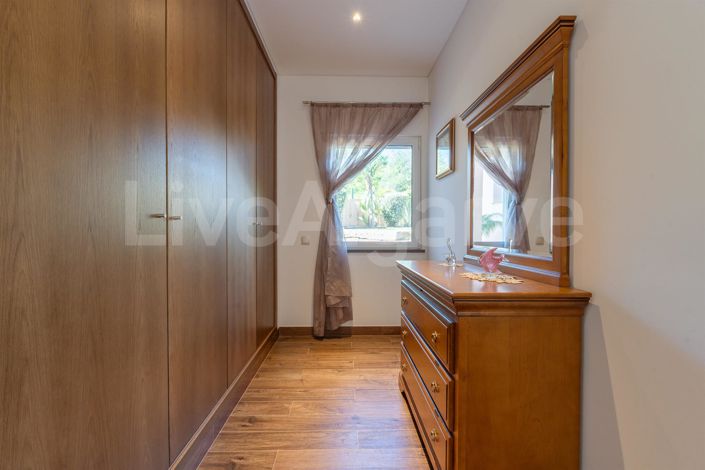 Image No.19-4 Bed House for sale