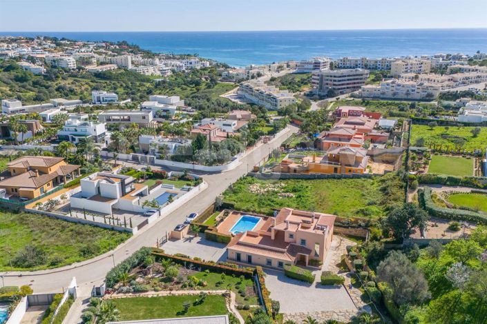 Image No.2-4 Bed House for sale