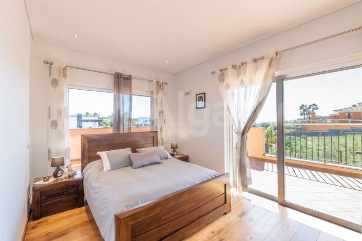 Image No.27-4 Bed House for sale