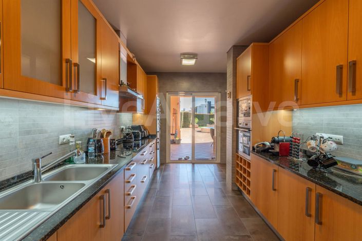 Image No.8-4 Bed House for sale