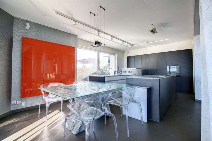 Image No.10-3 Bed House for sale