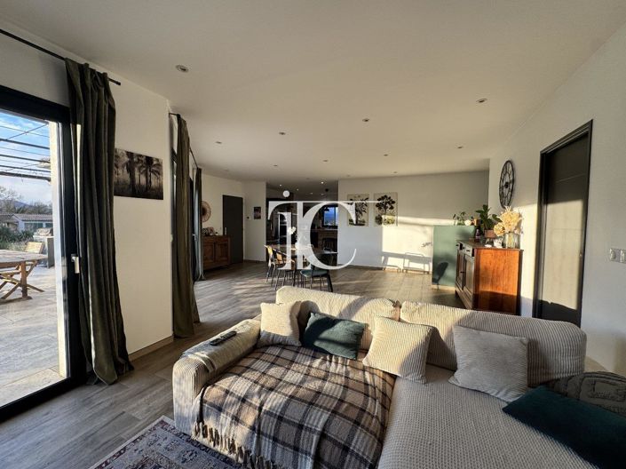 Image No.15-3 Bed House for sale