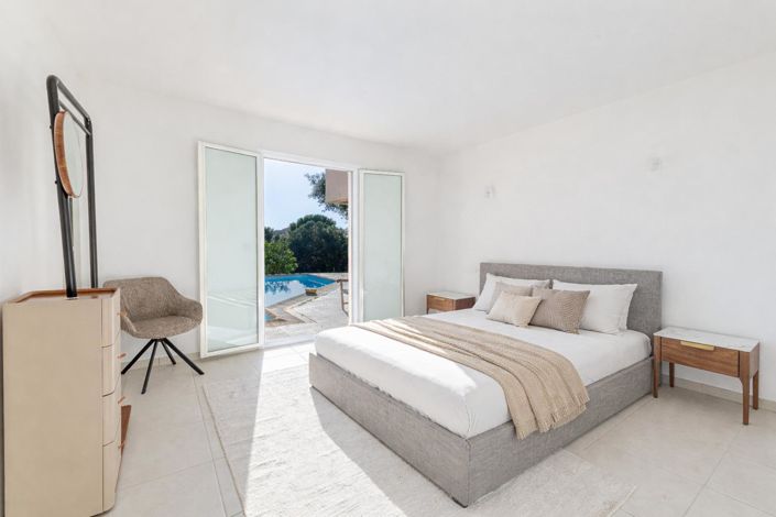 Image No.8-4 Bed House for sale