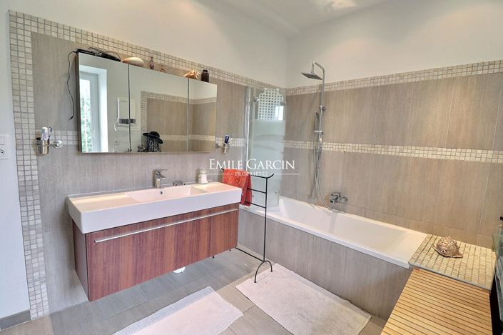 Image No.8-5 Bed House for sale