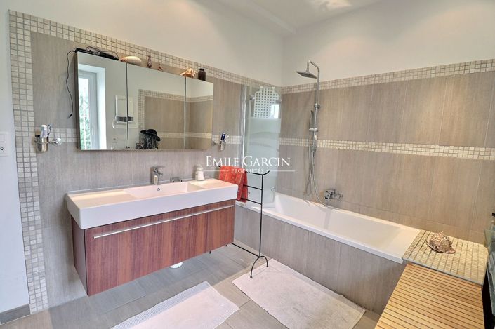Image No.8-5 Bed House for sale