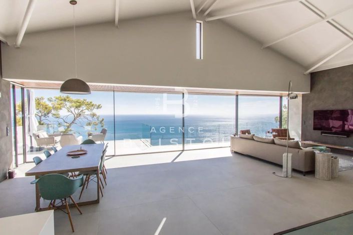 Image No.10-3 Bed House for sale