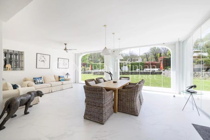 Image No.8-5 Bed House for sale