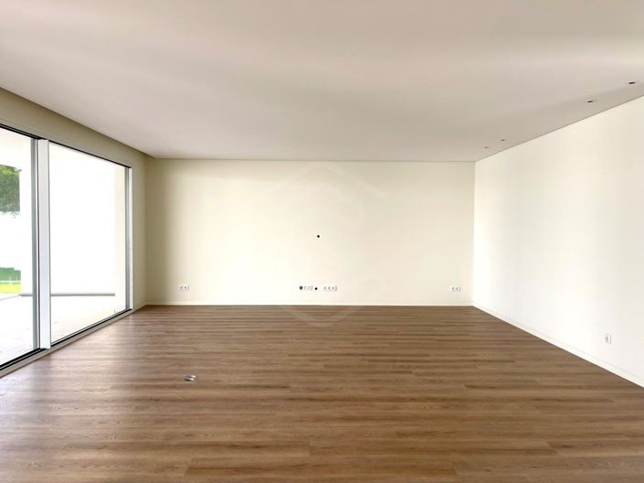 Image No.2-4 Bed House for sale