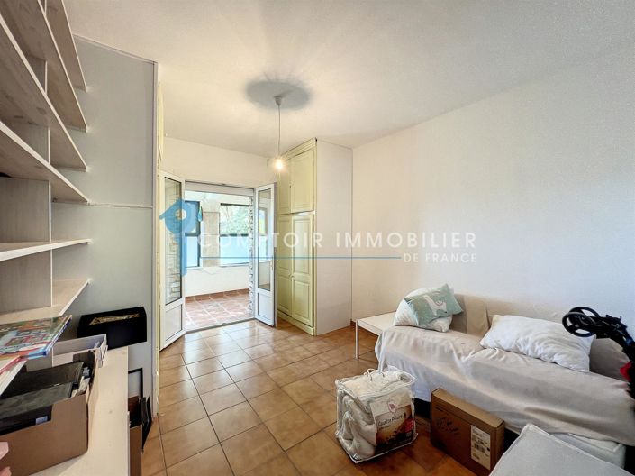 Image No.17-6 Bed House for sale