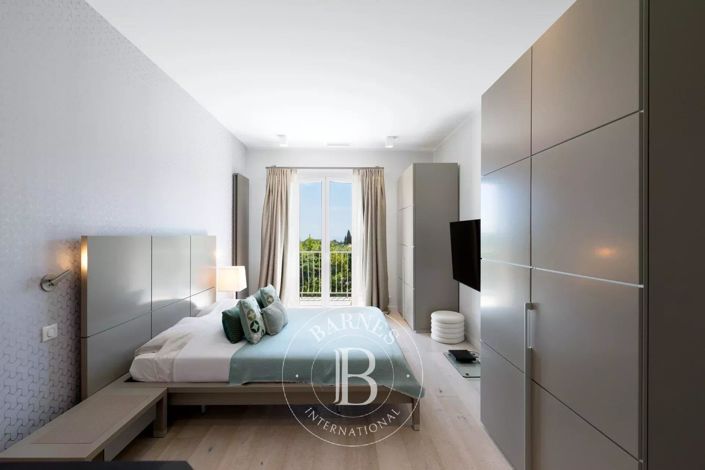 Image No.6-5 Bed House for sale