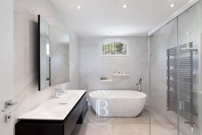 Image No.7-5 Bed House for sale