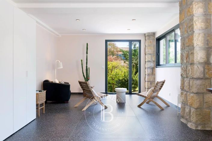 Image No.9-5 Bed House for sale