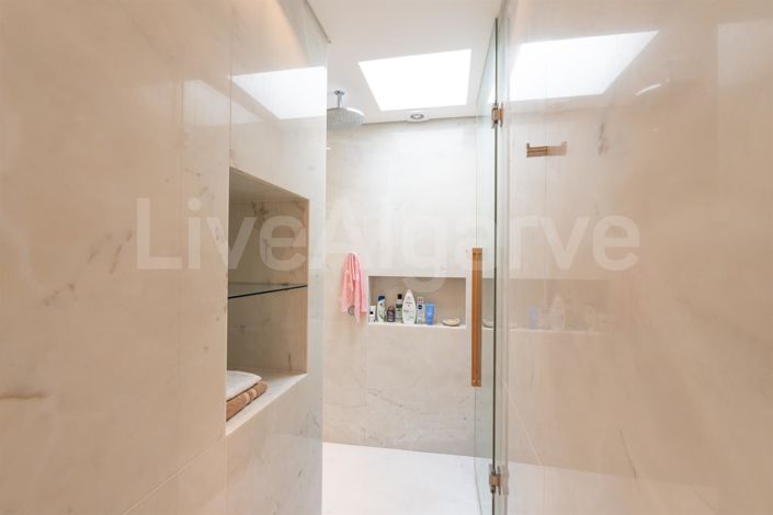 Image No.15-4 Bed House for sale