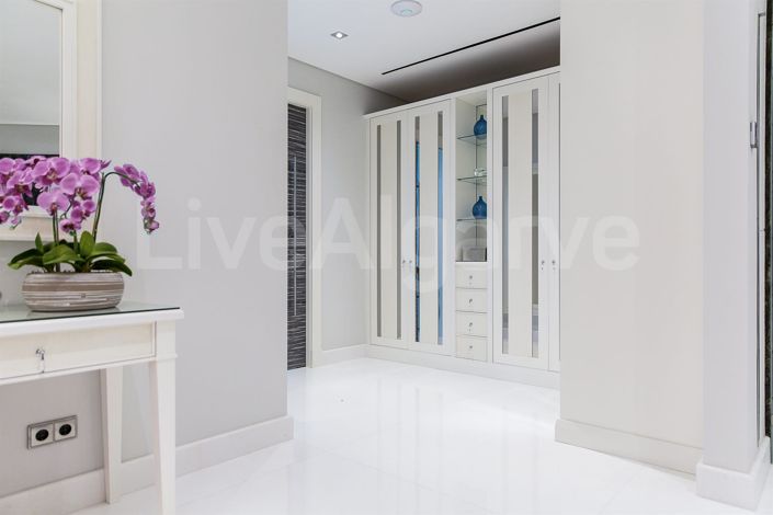 Image No.21-5 Bed House for sale