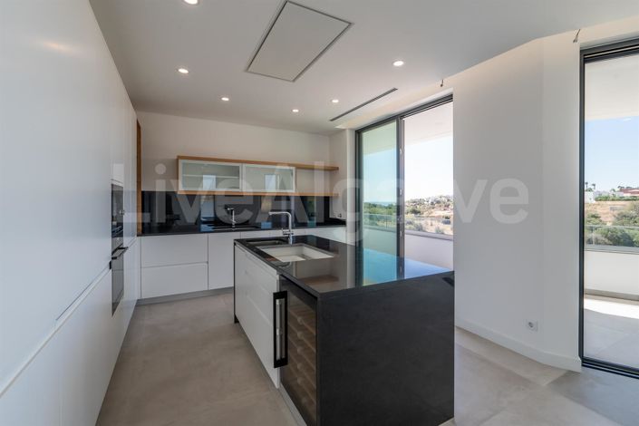 Image No.9-5 Bed House for sale