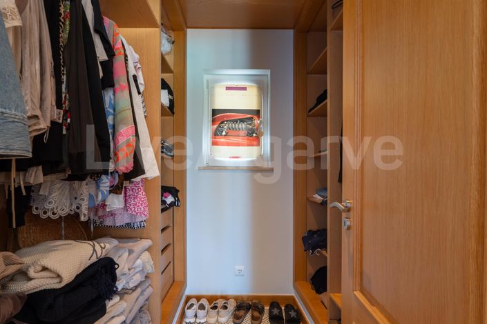 Image No.21-4 Bed House for sale