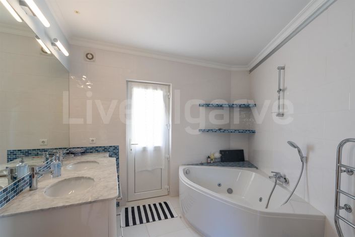 Image No.38-4 Bed House for sale