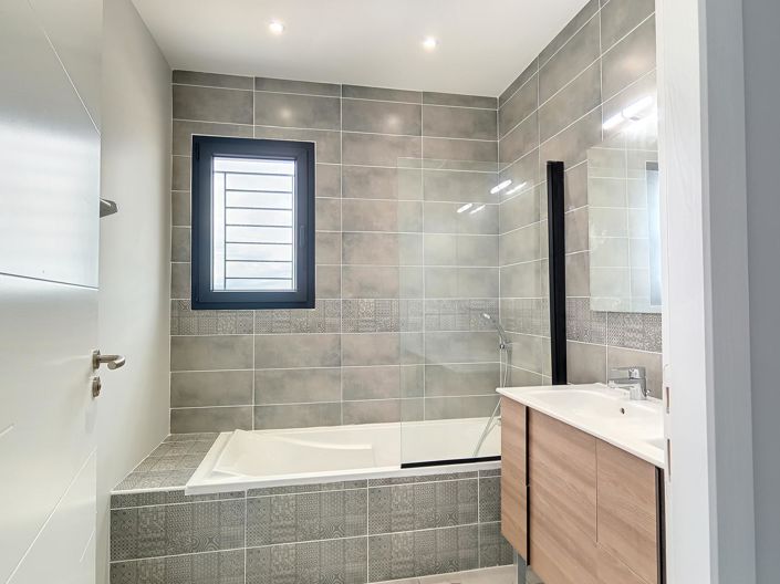 Image No.15-4 Bed House for sale