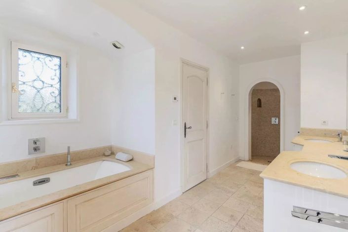 Image No.10-5 Bed House for sale