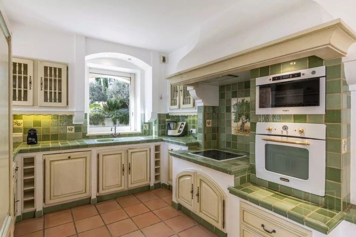 Image No.8-5 Bed House for sale