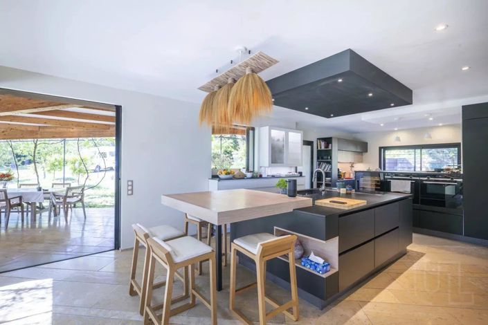 Image No.6-5 Bed House for sale