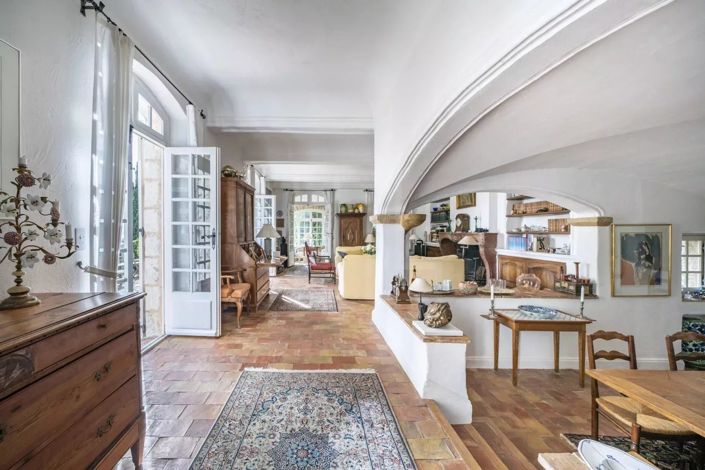 Image No.8-5 Bed House for sale