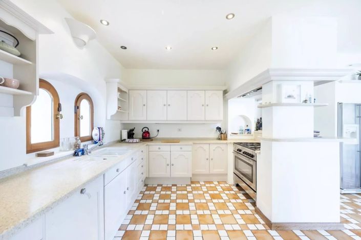 Image No.9-6 Bed House for sale