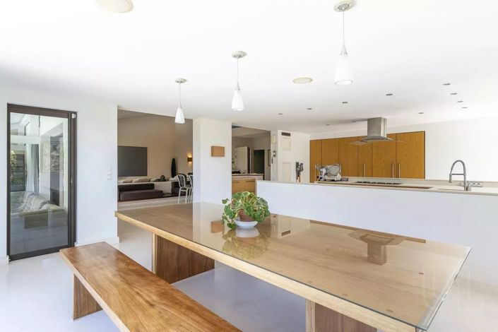 Image No.8-5 Bed House for sale