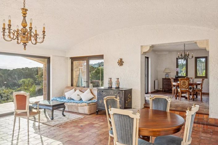 Image No.8-5 Bed House for sale