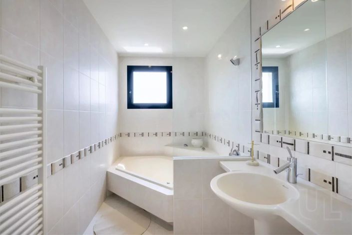 Image No.11-5 Bed House for sale
