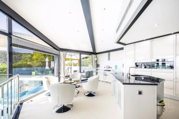 Image No.9-5 Bed House for sale