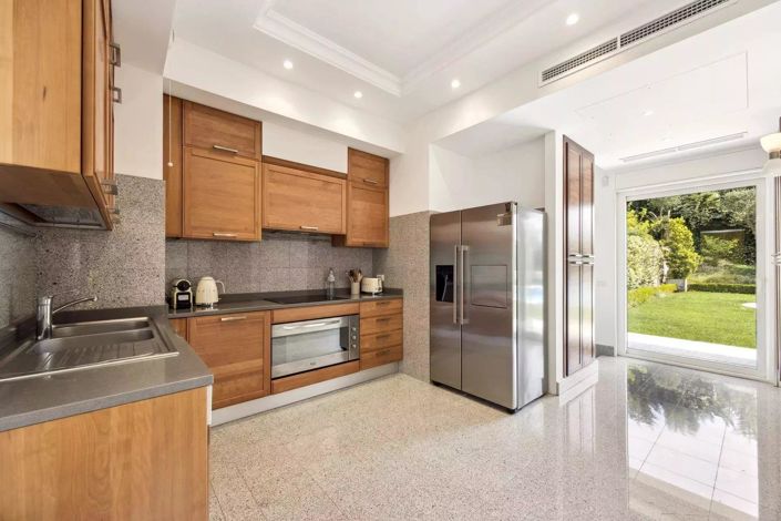 Image No.10-6 Bed House for sale