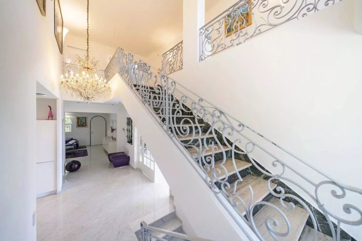 Image No.8-5 Bed House for sale