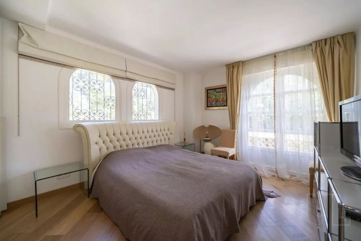 Image No.9-5 Bed House for sale