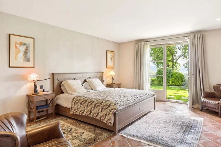 Image No.8-5 Bed House for sale