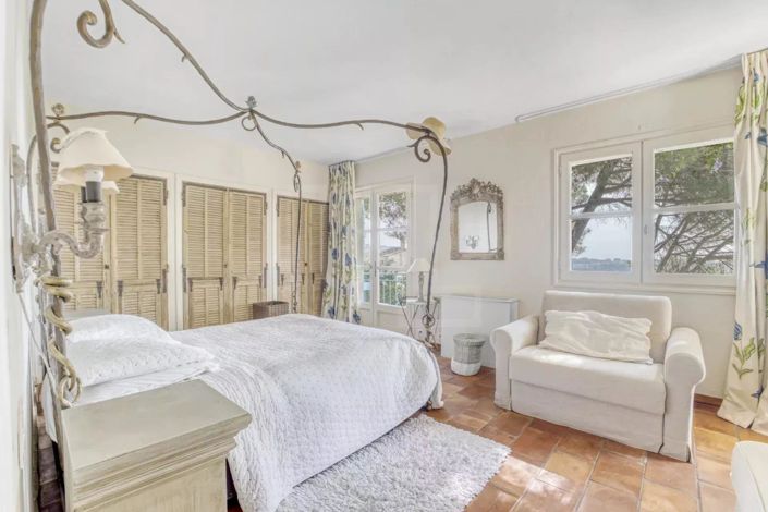 Image No.8-5 Bed House for sale