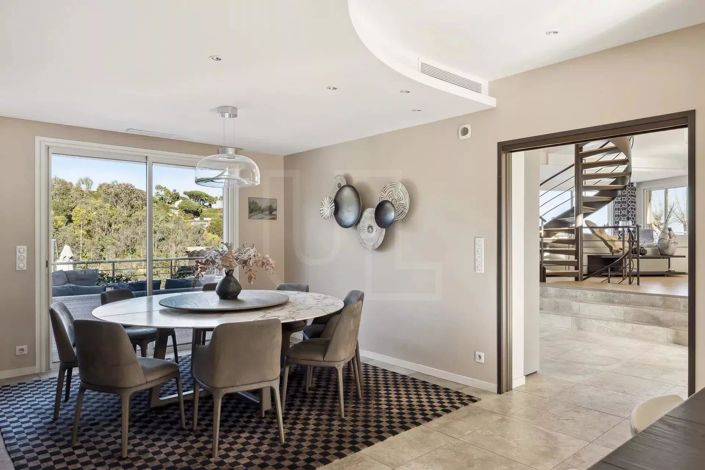 Image No.8-5 Bed House for sale