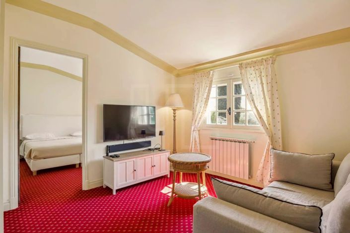 Image No.8-5 Bed House for sale